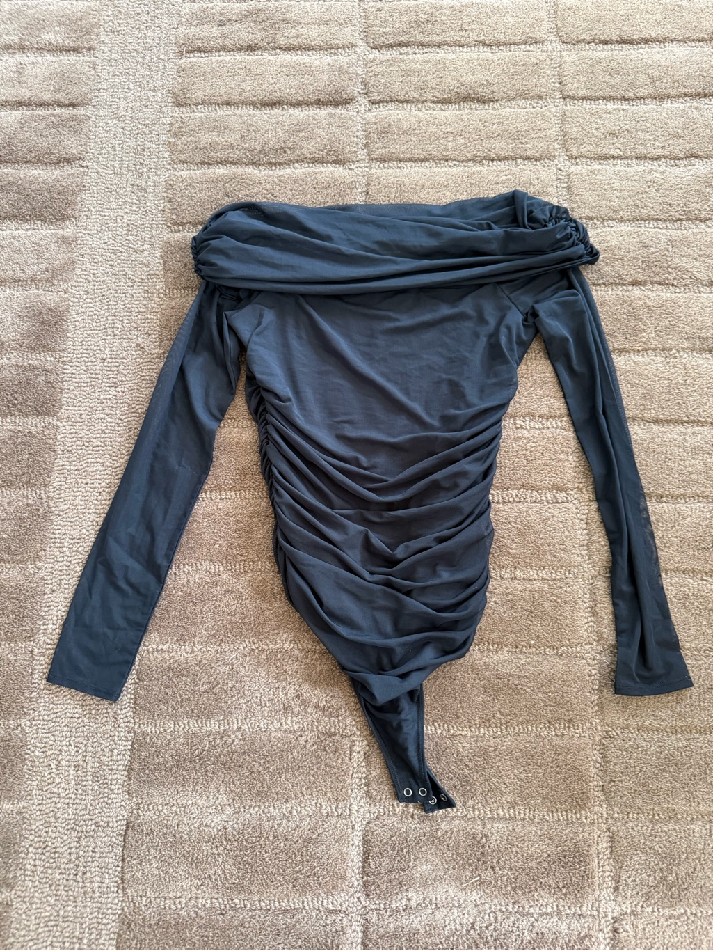 Abercrombie & Fitch Ruched Off-Shoulder Long Sleeve Bodysuit - Charcoal